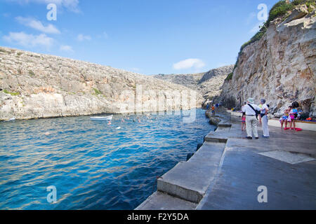 Pier mit Touristen und Boote bereit zu gehen auf Tour in beliebte Touristenattraktion Blaue Grotte, Malta. Stockfoto