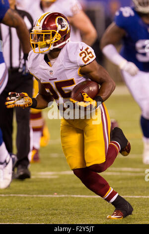 24. September 2015, läuft Washington Redskins Runningback Chris Thompson (25) mit dem Ball während der NFL-Spiel zwischen die Washington Redskins und die New York Giants im MetLife Stadium in East Rutherford, New Jersey. Die New York Giants gewann 32-21. Christopher Szagola/CSM Stockfoto