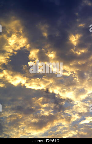 Dramatische Sonnenlicht mit lebendigen Wolken im Himmel. Stockfoto