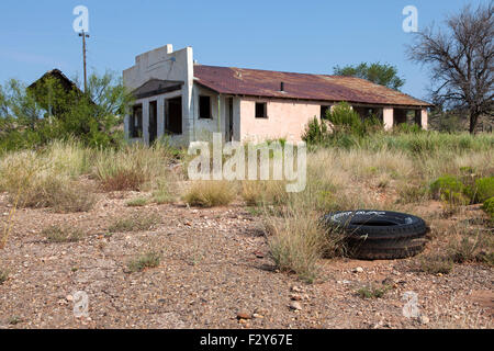 Eine verlassene Tankstelle und Restaurant sitzt entlang eine umgangene Abschnitt der Route 66 westlich von San Jon, New Mexico. Stockfoto