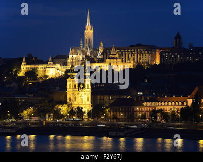 Nacht Blick von der Donau an die Matthiaskirche und die Fischerbastei. Budapest, Ungarn. Stockfoto