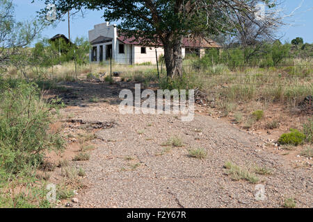 Eine verlassene Tankstelle und Restaurant sitzt entlang eine umgangene Abschnitt der Route 66 westlich von San Jon, New Mexico. Stockfoto