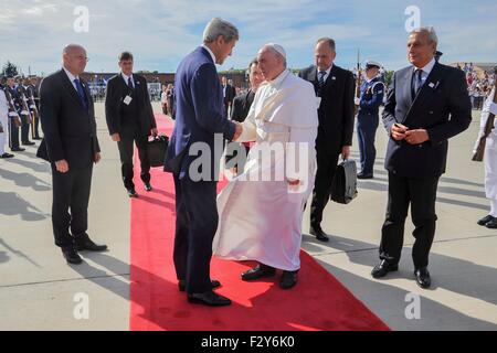 Washington, DC, USA. 24. Sep, 2015. US-Außenminister John Kerry dank Papst Francis, wie er von gemeinsamen Basis Andrews verlässt nach einem zweitägigen Besuch in Washington 24. September 2015 in Camp Springs, Maryland. Dies ist der erste Besuch von Papst Francis in die Vereinigten Staaten nach wie vor in New York und Philadelphia. Stockfoto