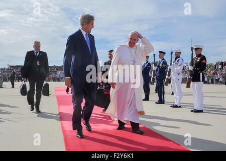 Washington, DC, USA. 24. Sep, 2015. US-Außenminister John Kerry Escort Papst Francis, wie er von gemeinsamen Basis Andrews verlässt nach einem zweitägigen Besuch in Washington 24. September 2015 in Camp Springs, Maryland. Dies ist der erste Besuch von Papst Francis in die Vereinigten Staaten nach wie vor in New York und Philadelphia. Stockfoto