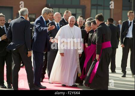 Washington, DC, USA. 24. Sep, 2015. US-Außenminister John Kerry Escort Papst Francis, wie er von gemeinsamen Basis Andrews verlässt nach einem zweitägigen Besuch in Washington 24. September 2015 in Camp Springs, Maryland. Dies ist der erste Besuch von Papst Francis in die Vereinigten Staaten nach wie vor in New York und Philadelphia. Stockfoto