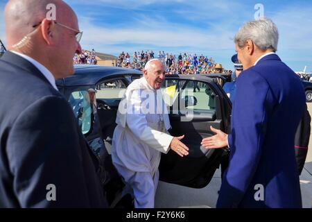 Washington, DC, USA. 24. Sep, 2015. US-Außenminister John Kerry grüßt Papst Francis, wie er per Autokorso für die Ausreise von gemeinsamen Basis Andrews kommt nach einem zweitägigen Besuch in Washington 24. September 2015 in Camp Springs, Maryland. Dies ist der erste Besuch von Papst Francis in die Vereinigten Staaten nach wie vor in New York und Philadelphia. Stockfoto