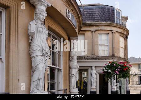 Geschäfte und viktorianischen Karyatiden in Montpellier zu Fuß, Cheltenham. Stockfoto