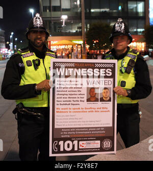 Southampton, Hampshire, UK. 25. September 2015. HAMPSHIRE Polizei haben eine Jagd für ein paar Brüder wollte in Verbindung mit einem Säureangriff auf Southampton Frau intensiviert.  Zusätzliche Polizei werden in Guildhall Square heute Abend austeilen Appell Flugblätter eine Woche nach 37-Year-Old Carla Whitlock lebensverändernden Verletzungen in den brutalen Angriff außerhalb Turtle Bay erlitten.  Die Mutter von sechs umfangreiche Verbrennungen erlitten und kann nie wieder den Anblick in ihrem rechten Auge. Bildnachweis: Uknip/Alamy Live-Nachrichten Stockfoto