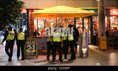 Southampton, Hampshire, UK. 25. September 2015. HAMPSHIRE Polizei haben eine Jagd für ein paar Brüder wollte in Verbindung mit einem Säureangriff auf Southampton Frau intensiviert.  Zusätzliche Polizei werden in Guildhall Square heute Abend austeilen Appell Flugblätter eine Woche nach 37-Year-Old Carla Whitlock lebensverändernden Verletzungen in den brutalen Angriff außerhalb Turtle Bay erlitten.  Die Mutter von sechs umfangreiche Verbrennungen erlitten und kann nie wieder den Anblick in ihrem rechten Auge. Bildnachweis: Uknip/Alamy Live-Nachrichten Stockfoto