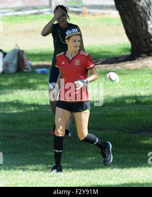 "Orange ist das neue Schwarz" Schauspielerin Ruby Rose und ihr Verlobter Phoebe Dahl genießen Sie einen Nachmittag Fußball und Segways Griffith Park mit: Ruby Rose wo: Los Angeles, California, Vereinigte Staaten von Amerika bei: 25. Juli 2015 Stockfoto