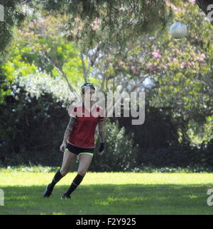 "Orange ist das neue Schwarz" Schauspielerin Ruby Rose und ihr Verlobter Phoebe Dahl genießen Sie einen Nachmittag Fußball und Segways Griffith Park mit: Ruby Rose wo: Los Angeles, California, Vereinigte Staaten von Amerika bei: 25. Juli 2015 Stockfoto