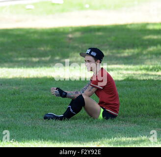 "Orange ist das neue Schwarz" Schauspielerin Ruby Rose und ihr Verlobter Phoebe Dahl genießen Sie einen Nachmittag Fußball und Segways Griffith Park mit: Ruby Rose wo: Los Angeles, California, Vereinigte Staaten von Amerika bei: 25. Juli 2015 Stockfoto