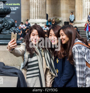 drei Mädchen, die die Selfie vor British Museum, London, England Stockfoto