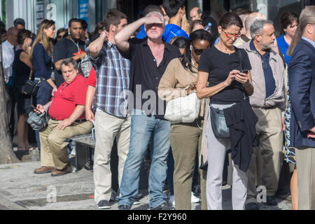 New York, New York, USA. 25. Sep 2015. Tausende von Ticketinhaber Line-up auf der Eighth Avenue, Freitag, 25. September 2015 durch die Sicherheitskontrolle im Madison Square Garden für Papst Francis Masse weiterzugeben. Das warten für viele dehnte sich in Stunden, als die Linie eine Meile lang schlängelt sich Seventh Ave. über West 23rd Street und dann wieder nach oben Eighth Avenue wie eine Schlange Essen seinen eigenen Schweif näherte. Bildnachweis: Richard Levine/Alamy Live-Nachrichten Stockfoto