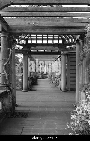 Hampstead Heath Erweiterung, Pergola & Iverforth House, London Stockfoto