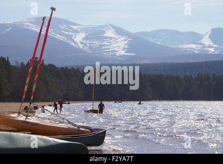 Wassersport auf Loch Morlich mit Blick auf Verschneite Cairngorm im Hintergrund Stockfoto