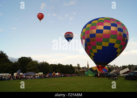 Strathaven Hot Air Balloon Festival 2015 - Bunte Heißluftballons in Strathaven Park fertig zu nehmen/ablegen Stockfoto