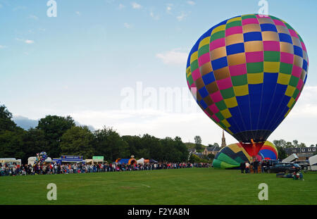 Strathaven Hot Air Balloon Festival 2015 - Bunte Heißluftballons in Strathaven Park fertig zu nehmen/ablegen Stockfoto