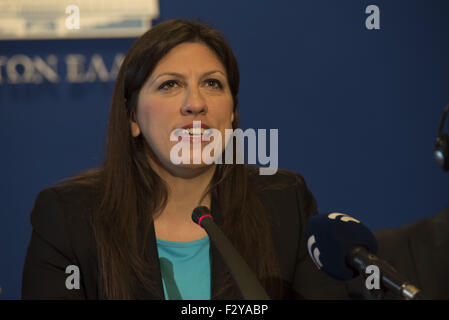 ZOE KONSTANTOPOULOU richtet sich an Mitglieder der Presse. Präsident des griechischen Parlaments Zoe Konstantopoulou genannt eine Pressekonferenz, um die Arbeit der griechischen Schulden Wahrheits-Kommission, eine Initiative, die sah in Staatsverschuldung Themen wie die Begriffe, die es beauftragt wurde, wie es steigen,, wie es ausgegeben wurde, sowie die Rechtmäßigkeit der Schulden Abkommen zu präsentieren. 25. Sep 2015. © Nikolas Georgiou/ZUMA Draht/Alamy Live-Nachrichten Stockfoto