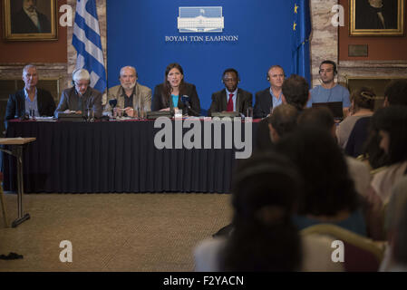 ZOE KONSTANTOPOULOU richtet sich an Mitglieder der Presse. Präsident des griechischen Parlaments Zoe Konstantopoulou genannt eine Pressekonferenz, um die Arbeit der griechischen Schulden Wahrheits-Kommission, eine Initiative, die sah in Staatsverschuldung Themen wie die Begriffe, die es beauftragt wurde, wie es steigen,, wie es ausgegeben wurde, sowie die Rechtmäßigkeit der Schulden Abkommen zu präsentieren. 25. Sep 2015. © Nikolas Georgiou/ZUMA Draht/Alamy Live-Nachrichten Stockfoto