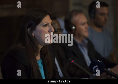 ZOE KONSTANTOPOULOU richtet sich an Mitglieder der Presse. Präsident des griechischen Parlaments Zoe Konstantopoulou genannt eine Pressekonferenz, um die Arbeit der griechischen Schulden Wahrheits-Kommission, eine Initiative, die sah in Staatsverschuldung Themen wie die Begriffe, die es beauftragt wurde, wie es steigen,, wie es ausgegeben wurde, sowie die Rechtmäßigkeit der Schulden Abkommen zu präsentieren. 25. Sep 2015. © Nikolas Georgiou/ZUMA Draht/Alamy Live-Nachrichten Stockfoto