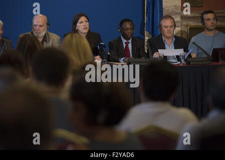 ZOE KONSTANTOPOULOU richtet sich an Mitglieder der Presse. Präsident des griechischen Parlaments Zoe Konstantopoulou genannt eine Pressekonferenz, um die Arbeit der griechischen Schulden Wahrheits-Kommission, eine Initiative, die sah in Staatsverschuldung Themen wie die Begriffe, die es beauftragt wurde, wie es steigen,, wie es ausgegeben wurde, sowie die Rechtmäßigkeit der Schulden Abkommen zu präsentieren. 25. Sep 2015. © Nikolas Georgiou/ZUMA Draht/Alamy Live-Nachrichten Stockfoto