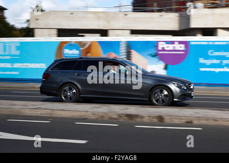 Seitenansicht des Mercedes Benz Immobilien; verwischt sich bewegende Fahrzeuge auf "The Strand" in Liverpool, Liverpool, Merseyside, UK Stockfoto