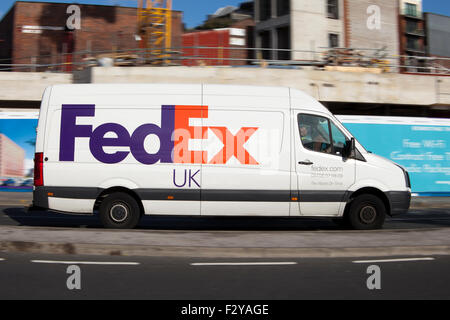 Verschwommen Fortbewegungsmitteln zu "The Strand" in Liverpool One, Liverpool, Merseyside, Großbritannien Stockfoto