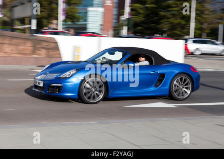 Porsche Boxter; Autos Seitenansicht Straße blur unscharf Fahrzeugen, die auf "The Strand" in Liverpool, Liverpool, Merseyside, UK Stockfoto