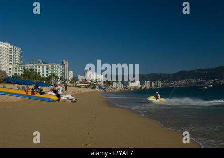 Sonnenanbeter entlang der Strand von Acapulco Bucht, Acapulco, Mexiko Stockfoto