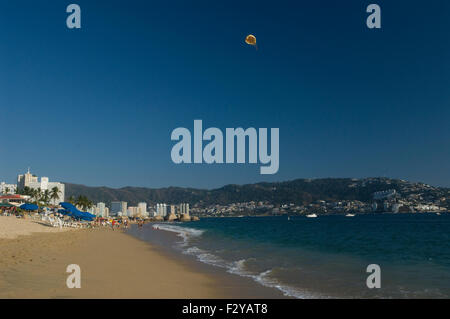 Sonnenanbeter entlang der Strand von Acapulco Bucht, Acapulco, Mexiko Stockfoto