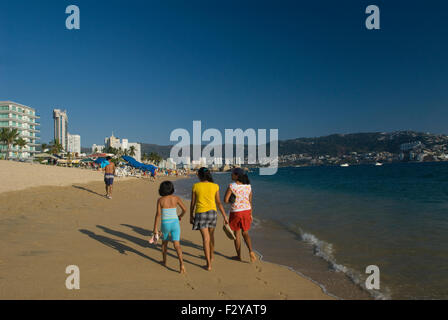 Sonnenanbeter entlang der Strand von Acapulco Bucht, Acapulco, Mexiko Stockfoto