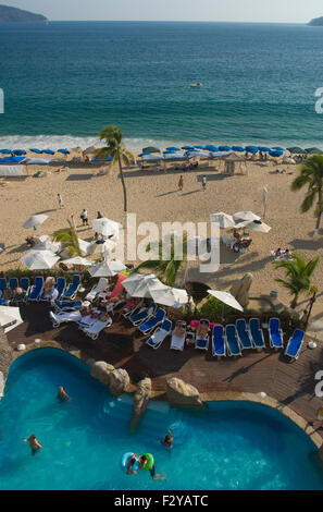 Sonnenanbeter entlang der Strand von Acapulco Bucht, Acapulco, Mexiko Stockfoto