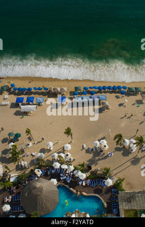 Sonnenanbeter entlang der Strand von Acapulco Bucht, Acapulco, Mexiko Stockfoto