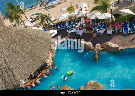 Sonnenanbeter entlang der Strand von Acapulco Bucht, Acapulco, Mexiko. Hotel-pool Stockfoto