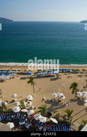 Sonnenanbeter entlang der Strand von Acapulco Bucht, Acapulco, Mexiko Stockfoto