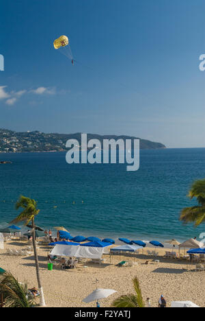 Sonnenanbeter entlang der Strand von Acapulco Bucht, Acapulco, Mexiko Stockfoto