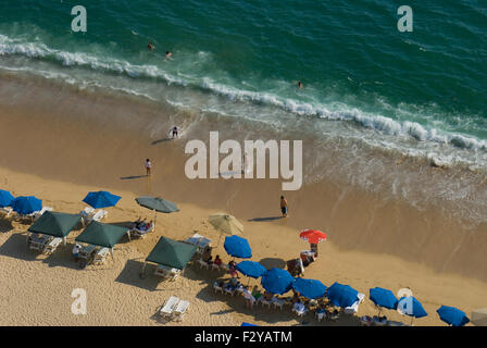 Sonnenanbeter entlang der Strand von Acapulco Bucht, Acapulco, Mexiko Stockfoto