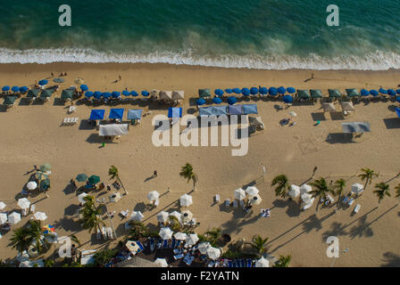 Sonnenanbeter entlang der Strand von Acapulco Bucht, Acapulco, Mexiko Stockfoto