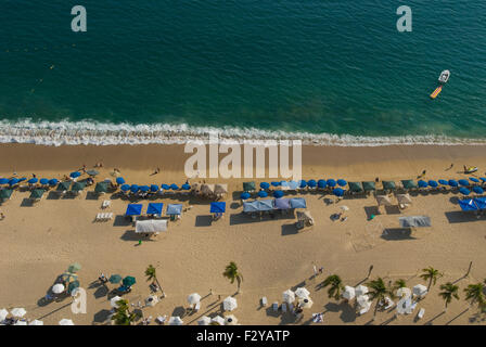 Sonnenanbeter entlang der Strand von Acapulco Bucht, Acapulco, Mexiko Stockfoto