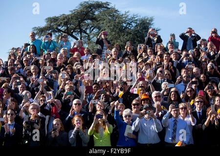 Tausenden Welle während der Ankunft Staatsakt für Papst Francis auf dem South Lawn des weißen Hauses 23. September 2015 in Washington, DC. Dies ist der erste Besuch von Papst Francis in die Vereinigten Staaten. Stockfoto