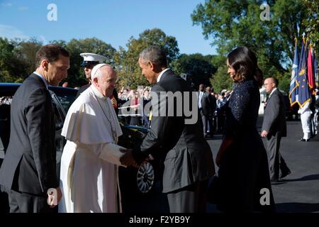 US-Präsident Barack Obama und First Lady Michelle Obama begrüßt Papst Francis im Weißen Haus für die staatliche Ankunft Zeremonie auf dem South Lawn 23. September 2015 in Washington, DC. Dies ist der erste Besuch von Papst Francis in die Vereinigten Staaten. Stockfoto