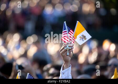 Ein Gast für Papst Francis Ankunft Zeremonie auf dem South Lawn des weißen Hauses hält die amerikanische Flagge, die Flagge der Vatikanstadt und ein Kreuz 23. September 2015 in Washington, DC. Dies ist der erste Besuch von Papst Francis in die Vereinigten Staaten. Stockfoto