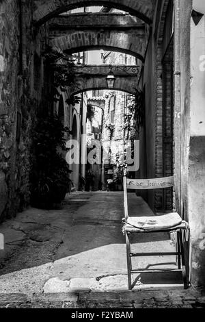 Einen leeren Stuhl in einem kleinen und traditionellen Lane in Bevagna, Umbrien - Italien Stockfoto