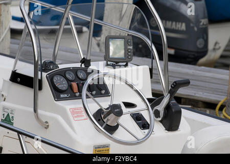 Boston Whaler Boot Konsole Lenkrad Gas Fishfinder. Stockfoto