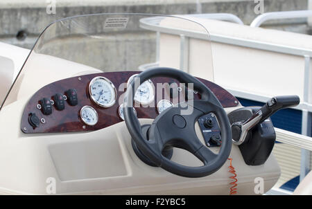 Ruder-Station Konsole Lenkrad auf einem Ponton Deck Boot. Stockfoto