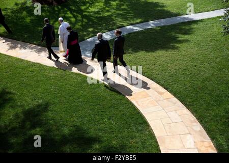 US-Präsident Barack Obama geht Papst Francis auf seine Autokolonne nach ihrem Treffen auf dem South Lawn des weißen Hauses 23. September 2015 in Washington, DC. Dies ist der erste Besuch von Papst Francis in die Vereinigten Staaten. Stockfoto