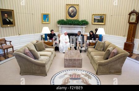 US-Präsident Barack Obama trifft sich mit Papst Francis im Oval Office des weißen Hauses 23. September 2015 in Washington, DC. Dies ist der erste Besuch von Papst Francis in die Vereinigten Staaten. Stockfoto