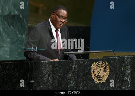 New York, USA. 25. Sep 2015. Malawis Präsident Arthur Peter Mutharika befasst sich mit dem Nachhaltigkeitsgipfel im UN-Hauptquartier in New York, 25. September 2015. Eine bedeutsame Entwicklung Agenda, welche Diagramme eine neue Ära der nachhaltigen Entwicklung bis 2030, wurde am Freitag von 193 UN-Mitgliedstaaten auf dem UN-Gipfel für nachhaltige Entwicklung im UN-Hauptquartier in New York angenommen. Bildnachweis: Li Muzi/Xinhua/Alamy Live-Nachrichten Stockfoto