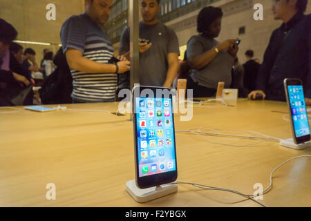 New York, New York, USA. 25. Sep 2015. Ein Apple iPhone 6 s im Apple Store im Grand Central Terminal in New York auf Freitag, 25. September 2015. Umsatz von 12 Millionen Einheiten werden am ersten Wochenende vom Umsatz erwartet. Bildnachweis: Richard Levine/Alamy Live-Nachrichten Stockfoto